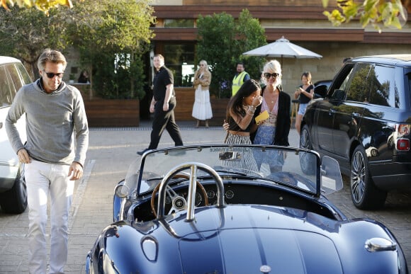 Laeticia Hallyday avec sa fille Jade et le prince Philibert de Savoie - Le prince Emmanuel-Philibert de Savoie est au volant de la voiture "Shelby Cobra" sport de Johnny avec Laeticia Hallyday direction le restaurant SoHo House de Malibu en famille à Los Angeles, le 3 novembre 2019.