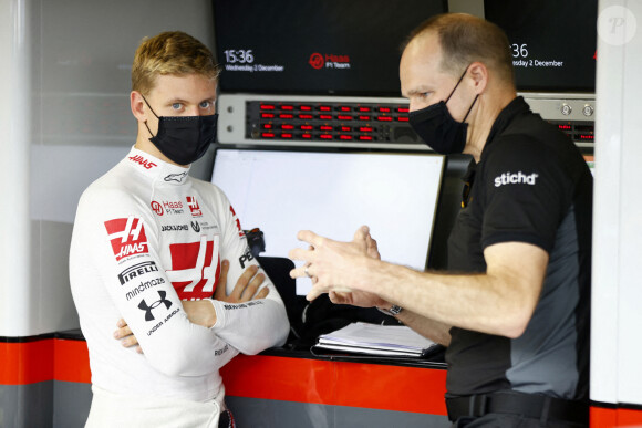 Mick Schumacher, nouveau pilote de l'écurie Haas, lors des préparatifs pour le Grand Prix de Formule 1 de Sakhir. Le 2 décembre 2020 © Motorsport Images / Panoramic / Bestimage