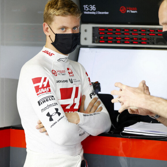 Mick Schumacher, nouveau pilote de l'écurie Haas, lors des préparatifs pour le Grand Prix de Formule 1 de Sakhir. Le 2 décembre 2020 © Motorsport Images / Panoramic / Bestimage