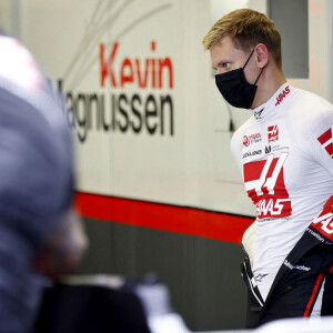 Mick Schumacher, nouveau pilote de l'écurie Haas, lors des préparatifs pour le Grand Prix de Formule 1 de Sakhir. Le 2 décembre 2020 © Motorsport Images / Panoramic / Bestimage