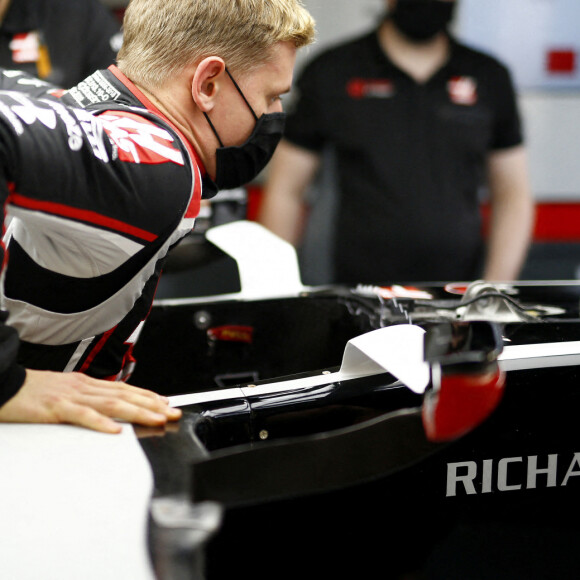 Mick Schumacher, nouveau pilote de l'écurie Haas, lors des préparatifs pour le Grand Prix de Formule 1 de Sakhir. Le 2 décembre 2020 © Motorsport Images / Panoramic / Bestimage