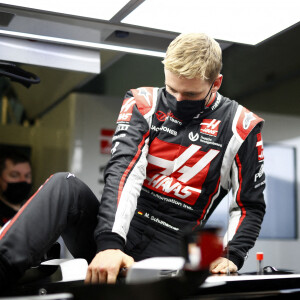 Mick Schumacher, nouveau pilote de l'écurie Haas, lors des préparatifs pour le Grand Prix de Formule 1 de Sakhir. Le 2 décembre 2020 © Motorsport Images / Panoramic / Bestimage