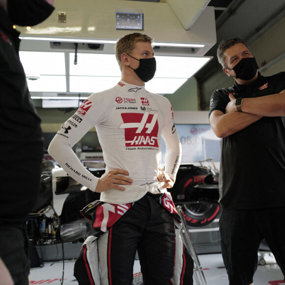 Mick Schumacher, nouveau pilote de l'écurie Haas, lors des préparatifs pour le Grand Prix de Formule 1 de Sakhir. Le 2 décembre 2020 © Motorsport Images / Panoramic / Bestimage
