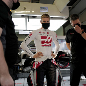 Mick Schumacher, nouveau pilote de l'écurie Haas, lors des préparatifs pour le Grand Prix de Formule 1 de Sakhir. Le 2 décembre 2020 © Motorsport Images / Panoramic / Bestimage