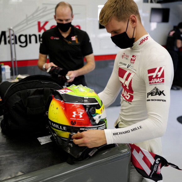 Mick Schumacher, nouveau pilote de l'écurie Haas, lors des préparatifs pour le Grand Prix de Formule 1 de Sakhir. Le 2 décembre 2020 © Motorsport Images / Panoramic / Bestimage