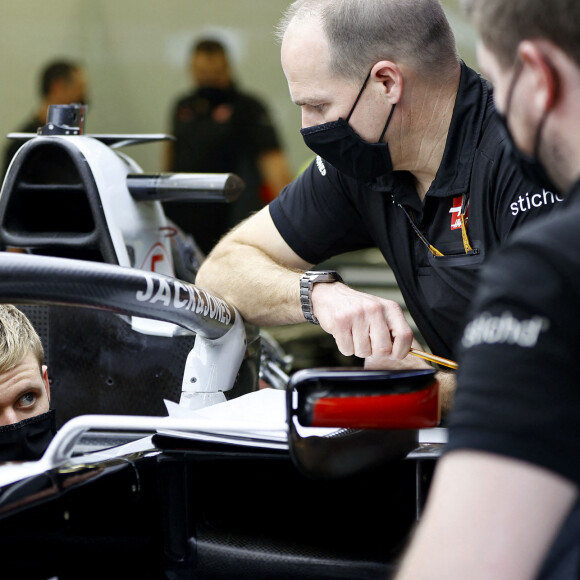 Mick Schumacher, nouveau pilote de l'écurie Haas, lors des préparatifs pour le Grand Prix de Formule 1 de Sakhir. Le 2 décembre 2020 © Motorsport Images / Panoramic / Bestimage