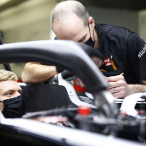 Mick Schumacher, nouveau pilote de l'écurie Haas, lors des préparatifs pour le Grand Prix de Formule 1 de Sakhir. Le 2 décembre 2020 © Motorsport Images / Panoramic / Bestimage