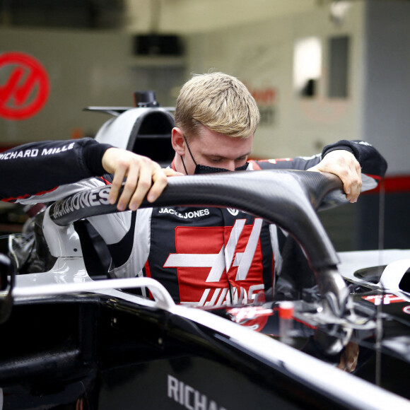 Mick Schumacher, nouveau pilote de l'écurie Haas, lors des préparatifs pour le Grand Prix de Formule 1 de Sakhir. Le 2 décembre 2020 © Motorsport Images / Panoramic / Bestimage