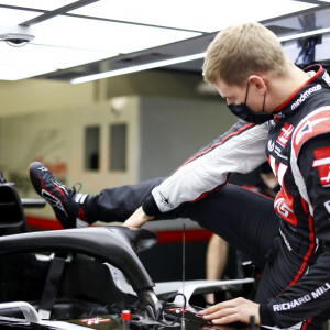 Mick Schumacher, nouveau pilote de l'écurie Haas, lors des préparatifs pour le Grand Prix de Formule 1 de Sakhir. Le 2 décembre 2020 © Motorsport Images / Panoramic / Bestimage
