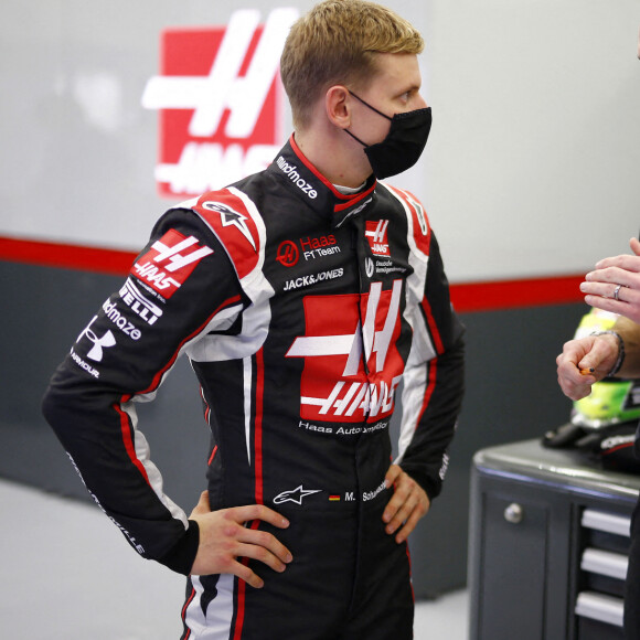 Mick Schumacher, nouveau pilote de l'écurie Haas, lors des préparatifs pour le Grand Prix de Formule 1 de Sakhir. Le 2 décembre 2020 © Motorsport Images / Panoramic / Bestimage