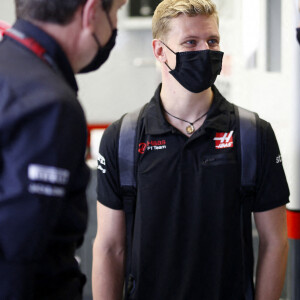 Mick Schumacher, nouveau pilote de l'écurie Haas, lors des préparatifs pour le Grand Prix de Formule 1 de Sakhir. Le 2 décembre 2020 © Motorsport Images / Panoramic / Bestimage
