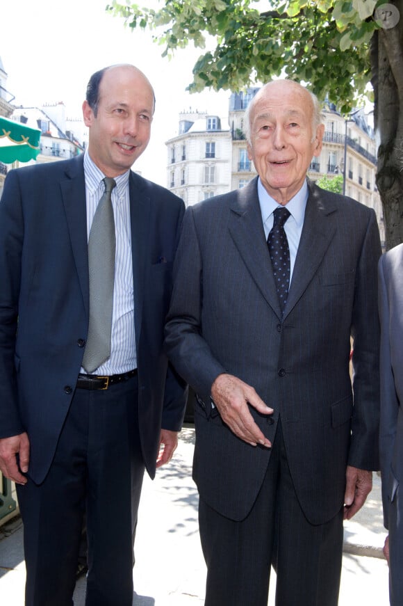 Exclusif - Louis Giscard d'Estaing et son père Valéry Giscard d'Estaing lors de la neuvième édition du déjeuner Pères et fils organisé au café Les Deux Magots à Paris, le 23 juin 2014. 
