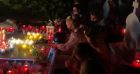 Laeticia Hallyday, ses filles Jade et Joy, et son compagnon Jalil Lespert - Veillée hommage à Johnny Hallyday le 5 décembre 2020, aux trois ans de sa mort, au cimetière marin de Lorient, à Saint-Barthélémy.