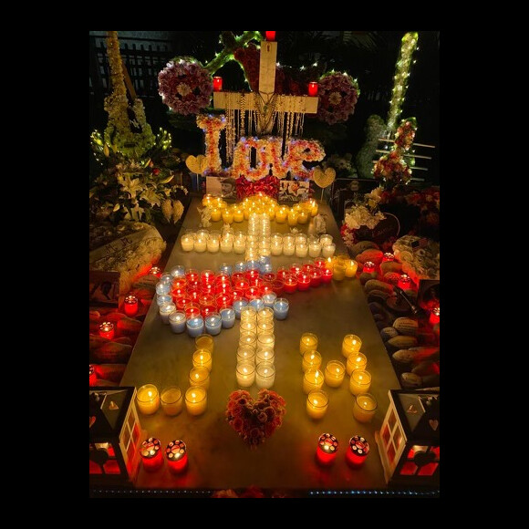 Veillée hommage à Johnny Hallyday le 5 décembre 2020, aux trois ans de sa mort, au cimetière marin de Lorient, à Saint-Barthélémy. Laeticia Hallyday, ses filles Jade et Joy, et son compagnon Jalil Lespert étaient présents.