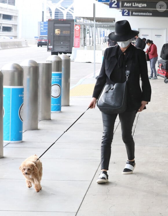 Exclusif - Catherine Zeta-Jones avec ses enfants Dylan et Carys et leur chien, arrivent à l'aéroport de Los Angeles (LAX), le 20 novembre 2020.