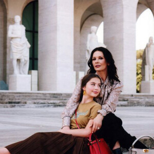 Catherine Zeta Jones pose avec sa fille Carys pour la nouvelle campagne Fendi à Rome.