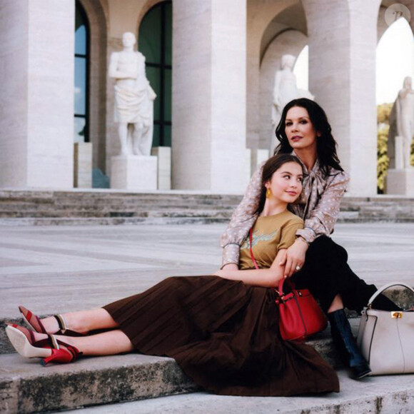 Catherine Zeta Jones pose avec sa fille Carys pour la nouvelle campagne Fendi à Rome.