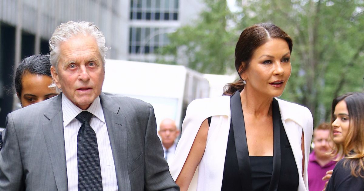 Comment S'appelle La Femme De Michael Jones Michael Douglas et sa femme Catherine Zeta-Jones arrivent au Paley