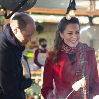 Kate Middleton festive : manteau rouge au marché de Noël, William brûle sa guimauve