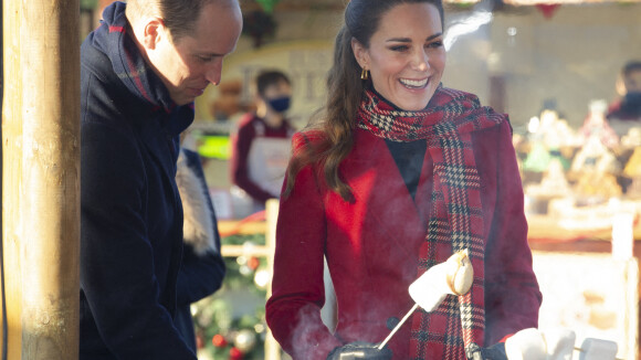 Kate Middleton festive : manteau rouge au marché de Noël, William brûle sa guimauve