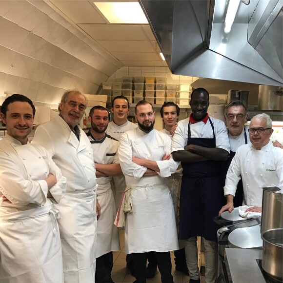 Pierre Meneau a partagé cette photo de lui avec son père Marc et d'autres chefs, sur Instagram, en 2017.