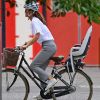 Exclusif - Pippa Middleton, tout sourire, reprend son vélo après avoir déjeuné avec une amie au restaurant "The Ivy" à Londres, le 13 août 2020.