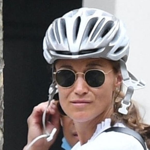 Exclusif - Pippa Middleton, tout sourire, reprend son vélo après avoir déjeuné avec une amie au restaurant "The Ivy" à Londres, le 13 août 2020.