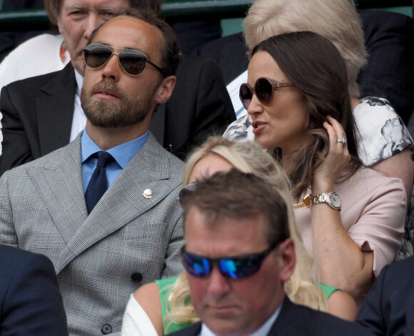 Pippa Middleton (Matthews) et son frère James Middleton (habillé en Ralph Lauren) assistent au championnat de Wimbledon à Londres, le 8 juillet 2019.