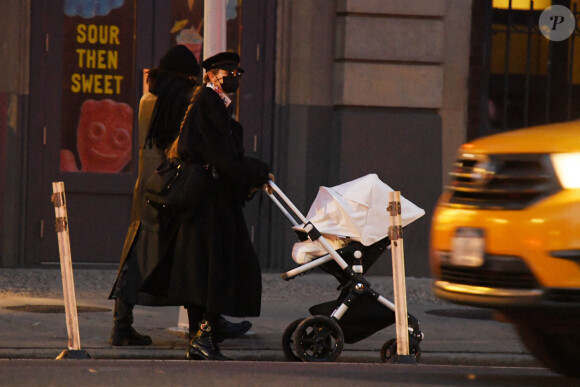 Gigi Hadid, sa soeur Bella Hadid et sa fille se promènent à New York, le 15 décembre 2020.