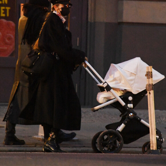 Gigi Hadid, sa soeur Bella Hadid et sa fille se promènent à New York, le 15 décembre 2020.