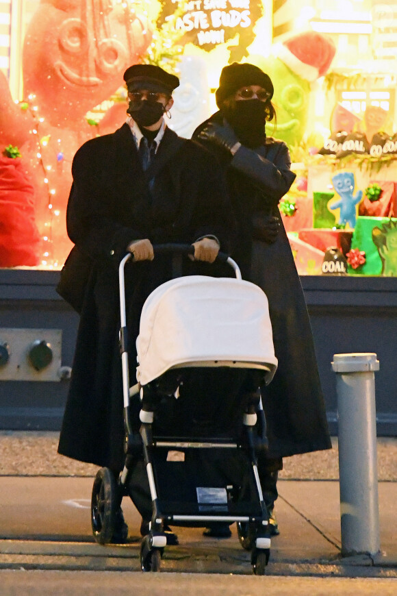 Gigi Hadid, sa soeur Bella Hadid et sa fille se promènent à New York, le 15 décembre 2020.