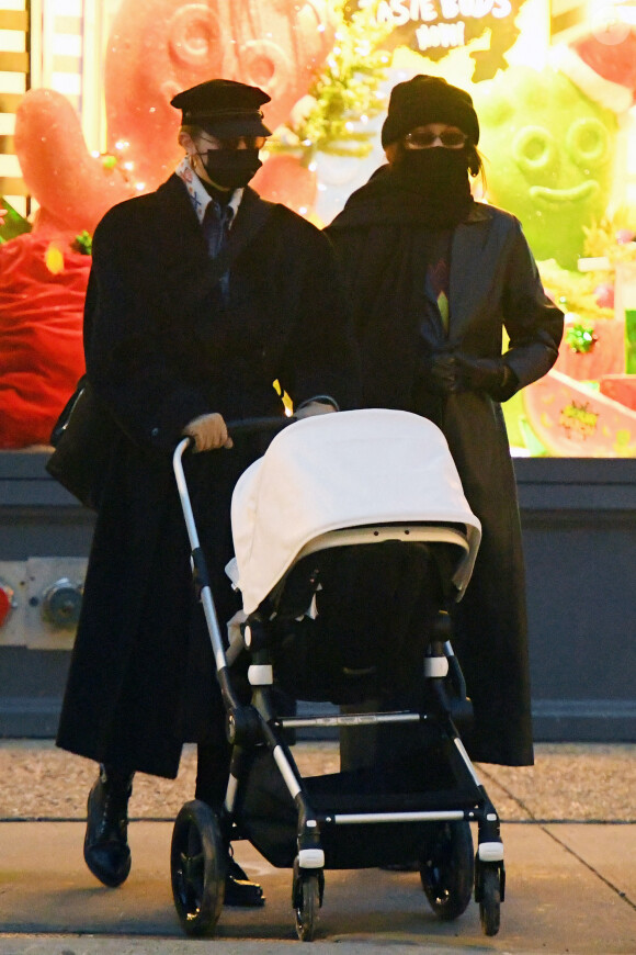 Gigi Hadid, sa soeur Bella Hadid et sa fille se promènent à New York, le 15 décembre 2020.