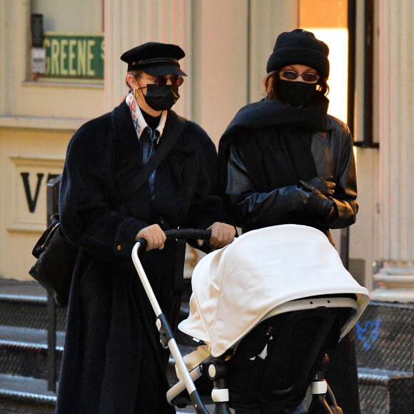 Gigi Hadid, sa soeur Bella Hadid et sa fille se promènent à New York, le 15 décembre 2020.