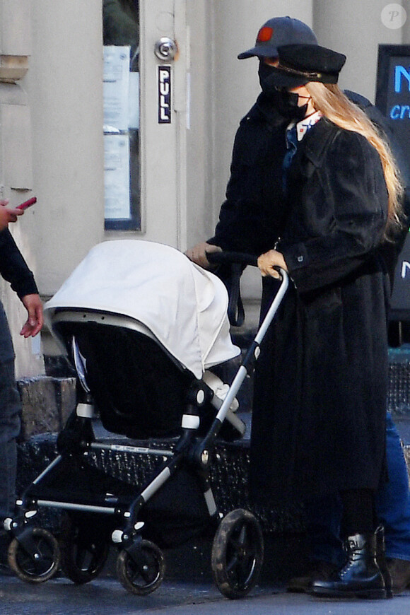 Gigi Hadid, sa soeur Bella Hadid et sa fille se promènent à New York, le 15 décembre 2020.