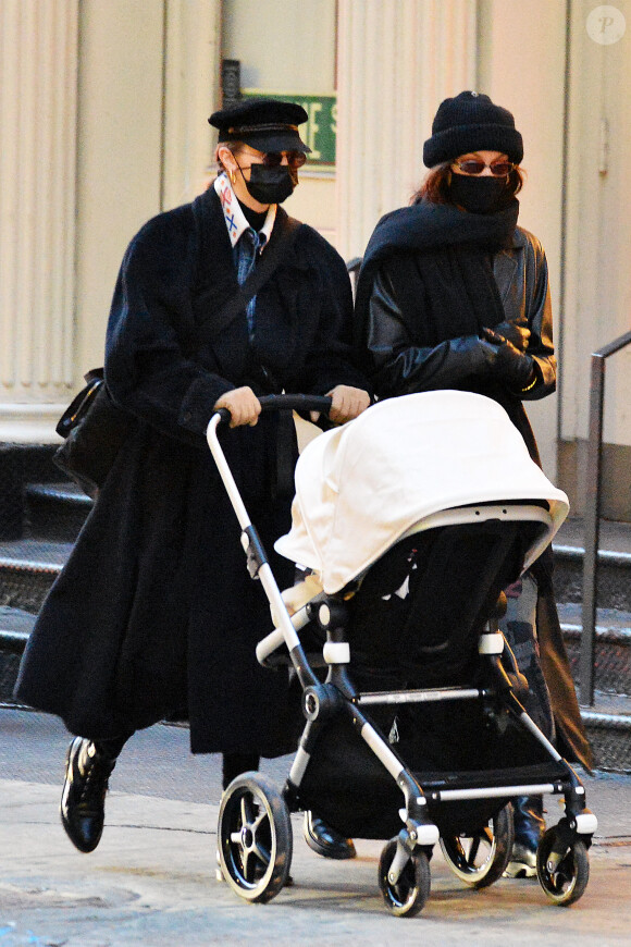 Gigi Hadid, sa soeur Bella Hadid et sa fille se promènent à New York, le 15 décembre 2020.