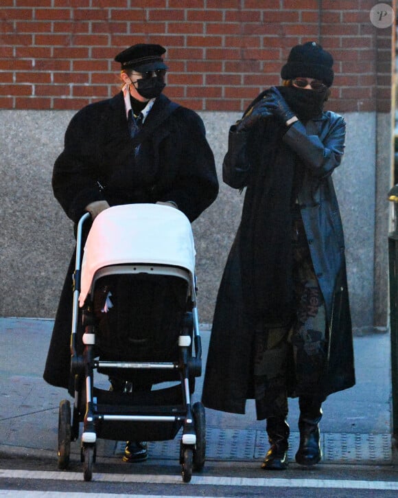 Gigi Hadid, sa soeur Bella Hadid et sa fille se promènent à New York, le 15 décembre 2020.