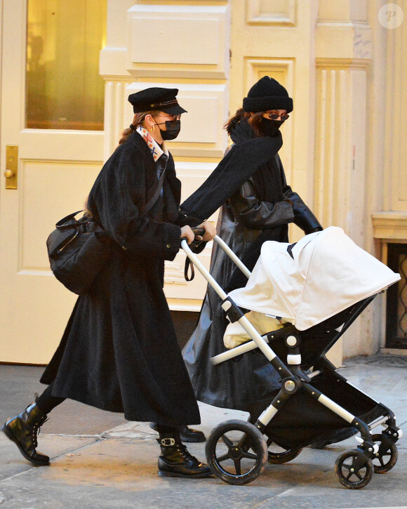 Gigi Hadid, sa soeur Bella Hadid et sa fille se promènent à New York, le 15 décembre 2020.
