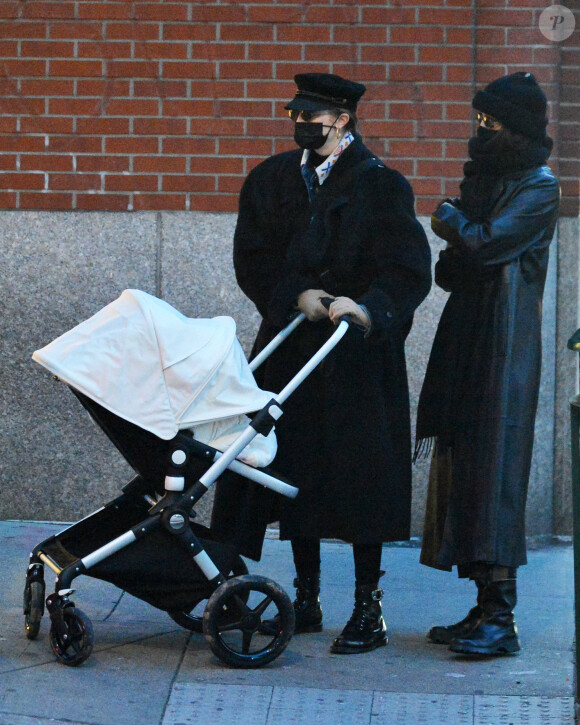 Gigi Hadid, sa soeur Bella Hadid et sa fille se promènent à New York, le 15 décembre 2020.