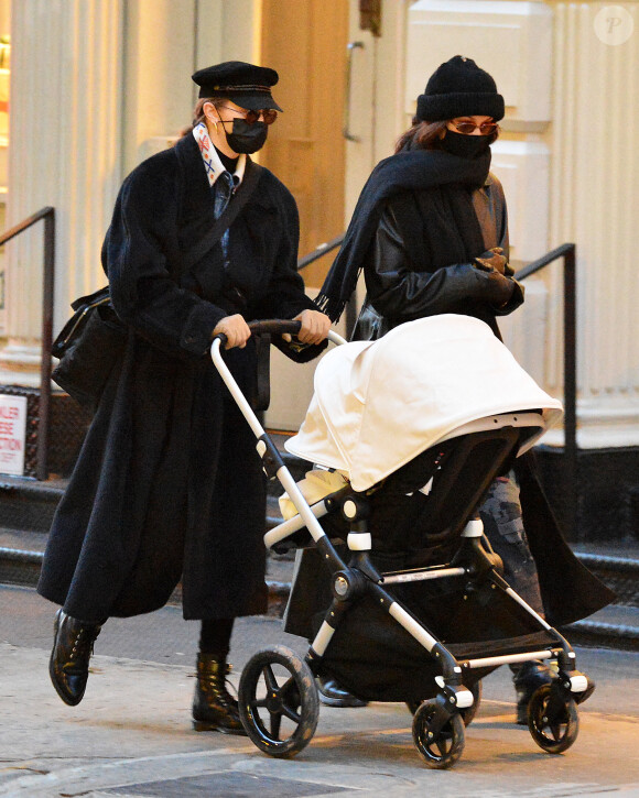 Gigi Hadid, sa soeur Bella Hadid et sa fille se promènent à New York, le 15 décembre 2020.