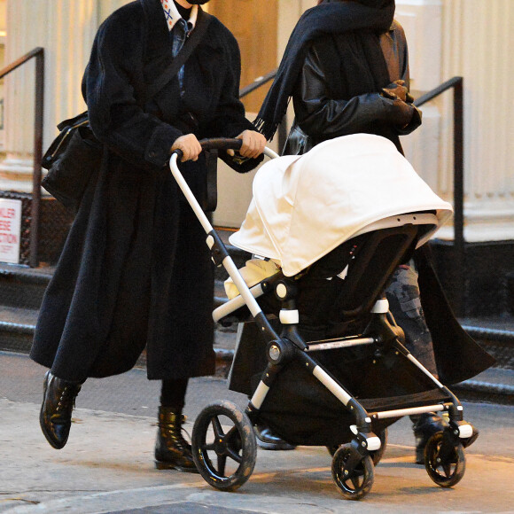 Gigi Hadid, sa soeur Bella Hadid et sa fille se promènent à New York, le 15 décembre 2020.