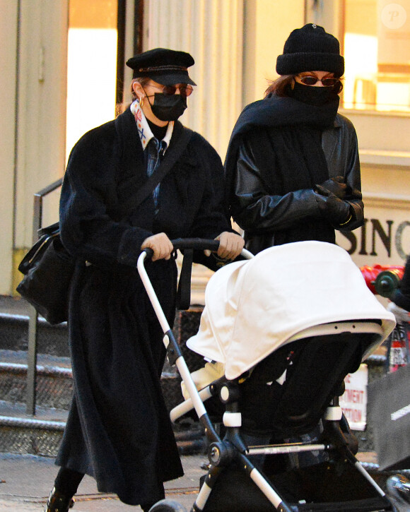 Gigi Hadid, sa soeur Bella Hadid et sa fille se promènent à New York, le 15 décembre 2020.