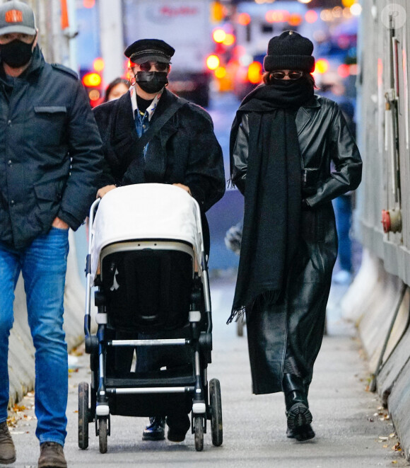 Gigi Hadid, sa soeur Bella Hadid et sa fille se promènent à New York, le 15 décembre 2020.