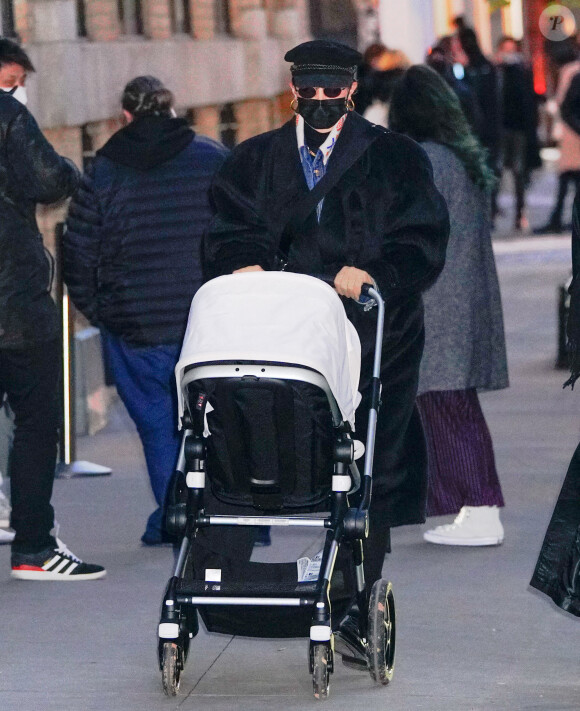 Gigi Hadid, sa soeur Bella Hadid et sa fille se promènent à New York, le 15 décembre 2020.