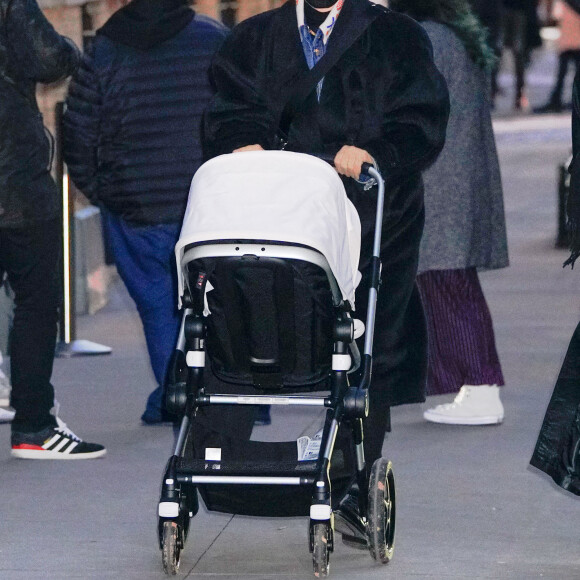 Gigi Hadid, sa soeur Bella Hadid et sa fille se promènent à New York, le 15 décembre 2020.