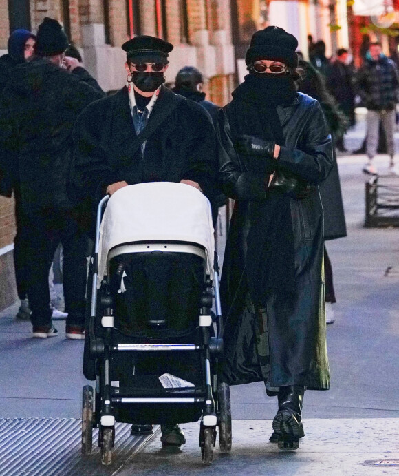 Gigi Hadid, sa soeur Bella Hadid et sa fille se promènent à New York, le 15 décembre 2020.