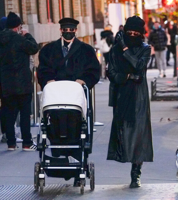 Gigi Hadid, sa soeur Bella Hadid et sa fille se promènent à New York, le 15 décembre 2020.