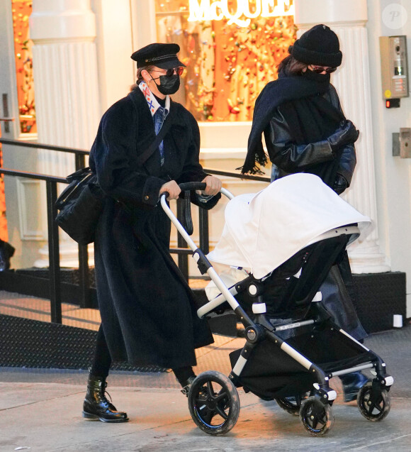 Gigi Hadid, sa soeur Bella Hadid et sa fille se promènent à New York, le 15 décembre 2020.
