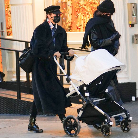 Gigi Hadid, sa soeur Bella Hadid et sa fille se promènent à New York, le 15 décembre 2020.