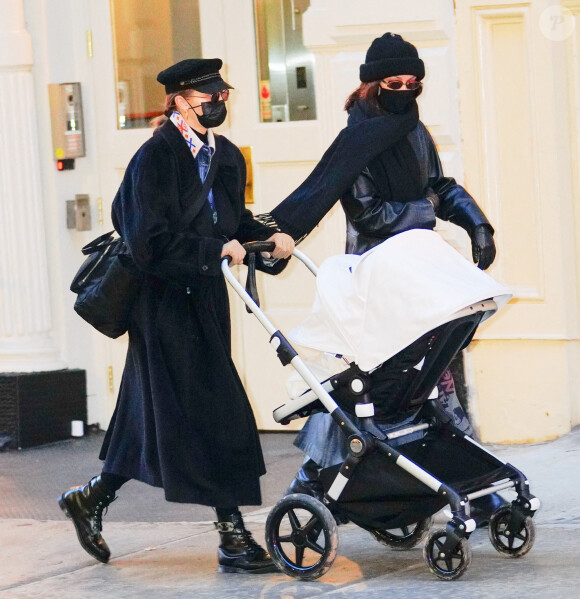 Gigi Hadid, sa soeur Bella Hadid et sa fille se promènent à New York, le 15 décembre 2020.