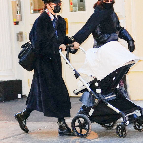Gigi Hadid, sa soeur Bella Hadid et sa fille se promènent à New York, le 15 décembre 2020.